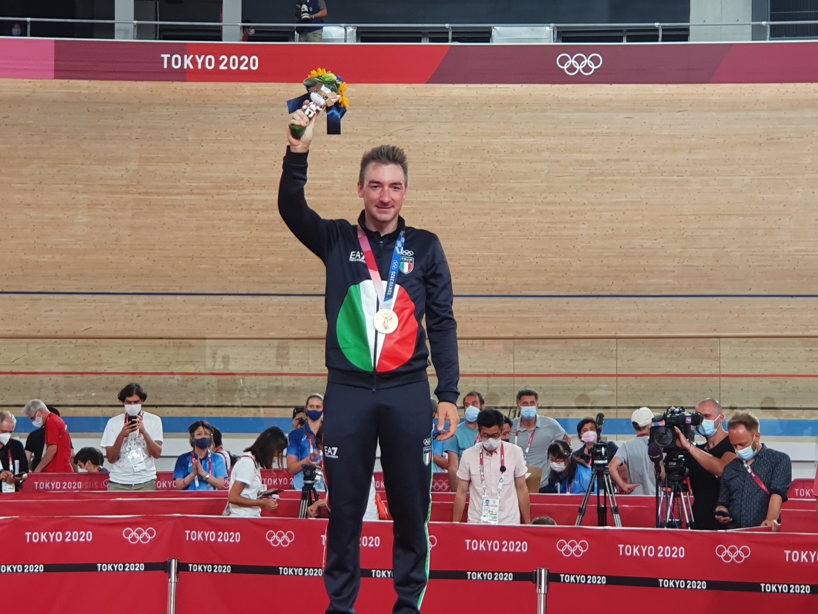 Elia Viviani bronzo nell'Omnium: la 34esima medaglia per l'Italia arriva dal portabandiera