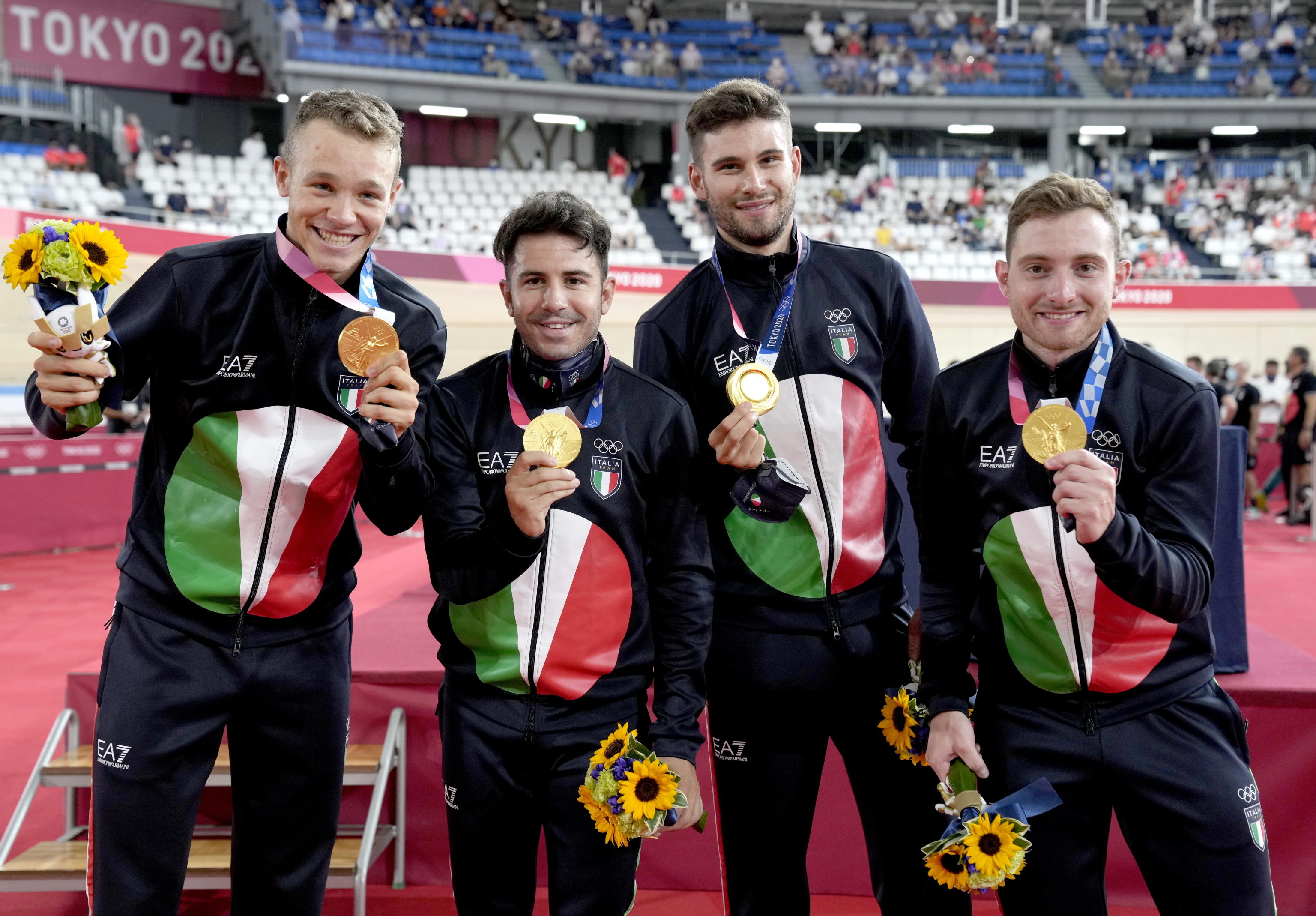 Amazing Italian quartet: gold with the world record. Italy's 30th medal at the Games